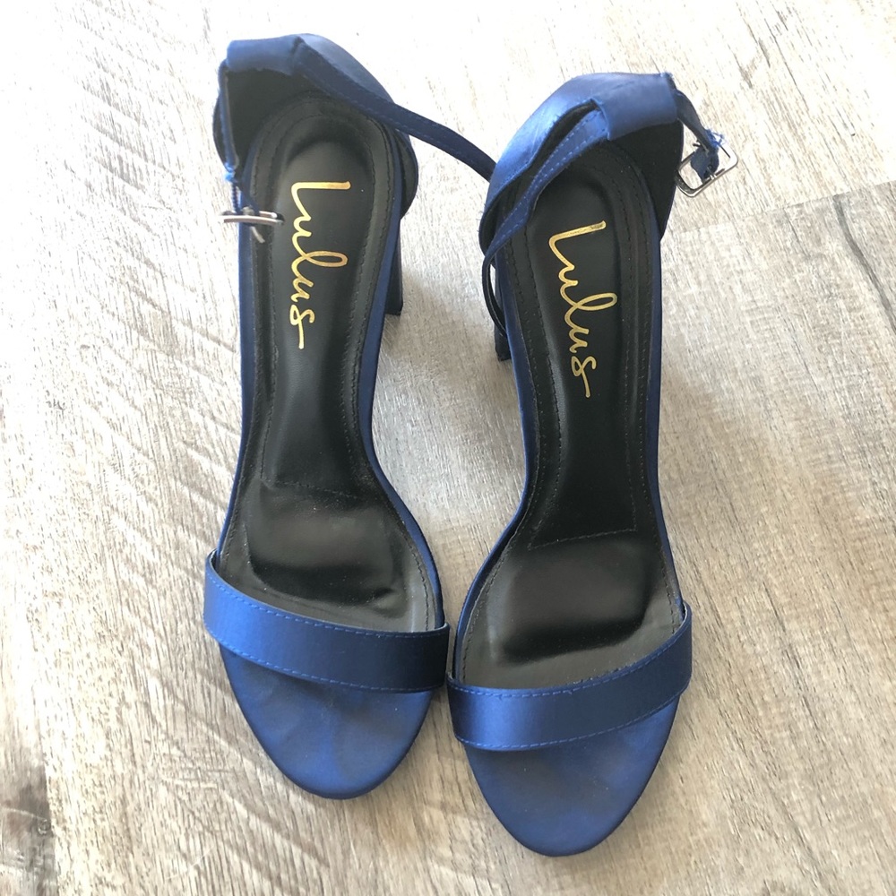 Lulu’s navy blue heels